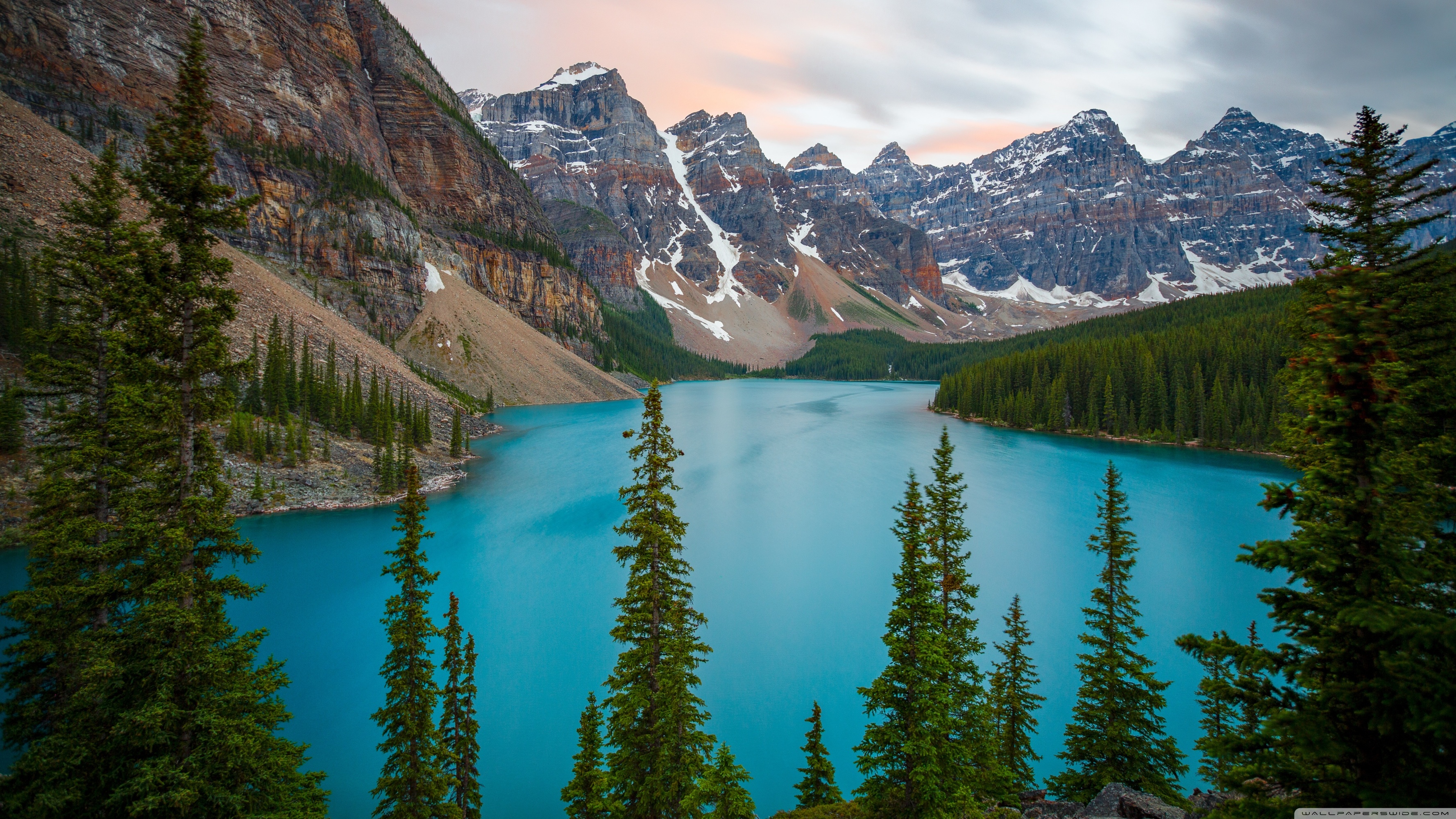 Kanadische Skyline mit Bergpanorama