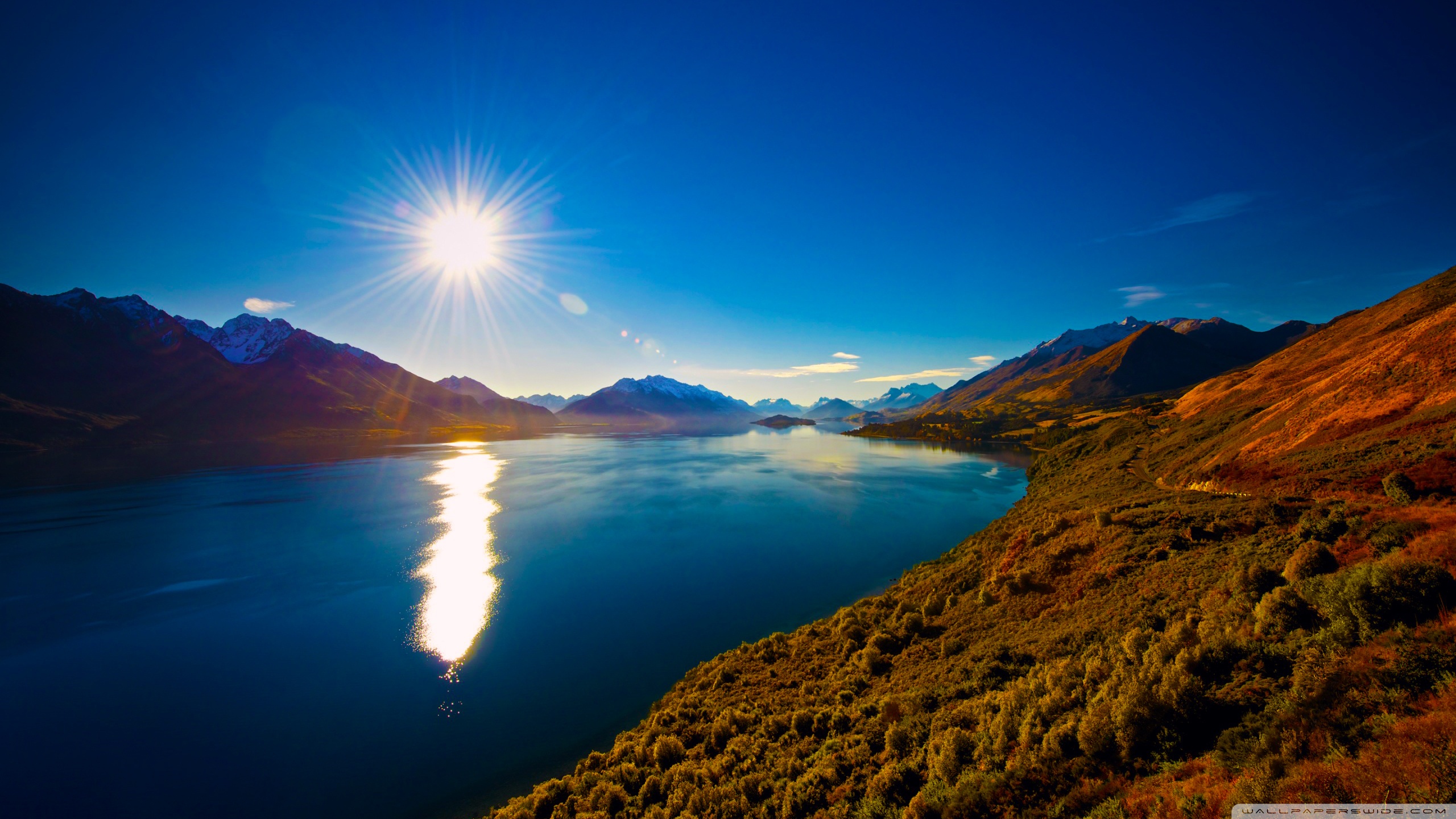 Neuseeländische Landschaft mit Bergen und Seen