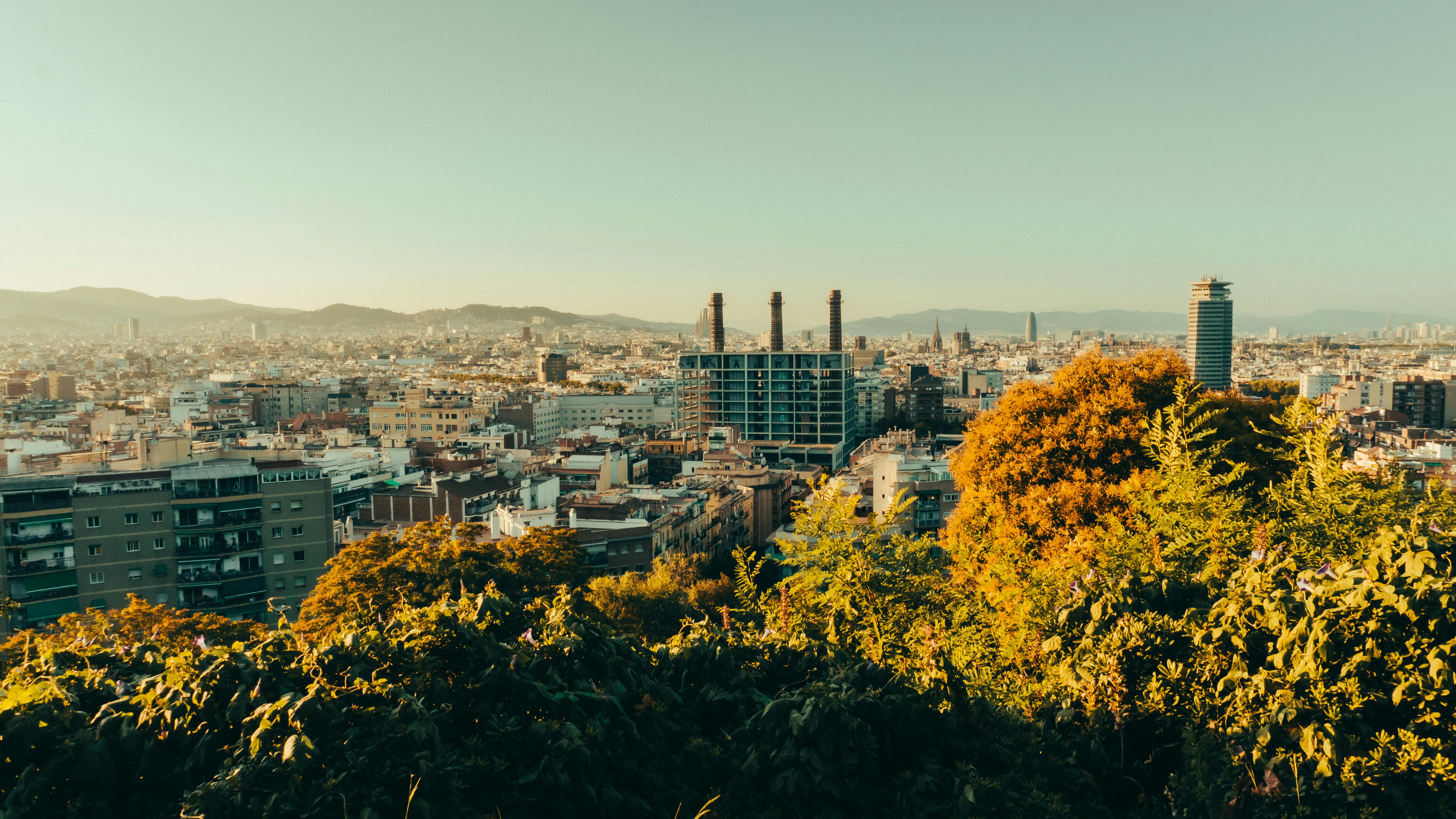 Sonnige spanische Küstenstadt mit mediterraner Architektur